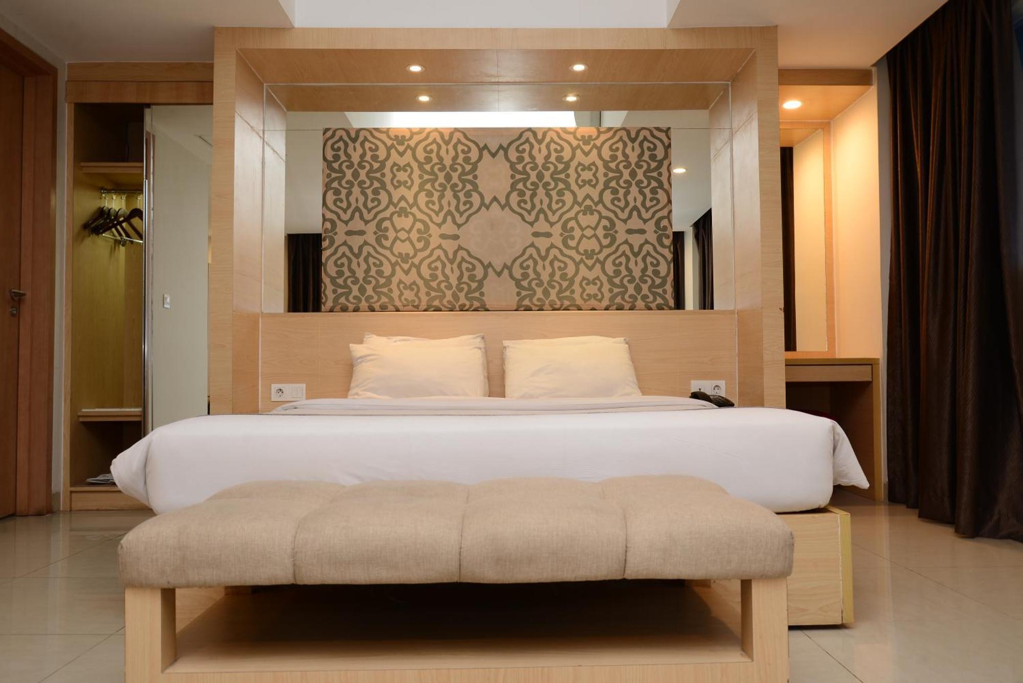Metland Hotel Cirebon Esterno foto