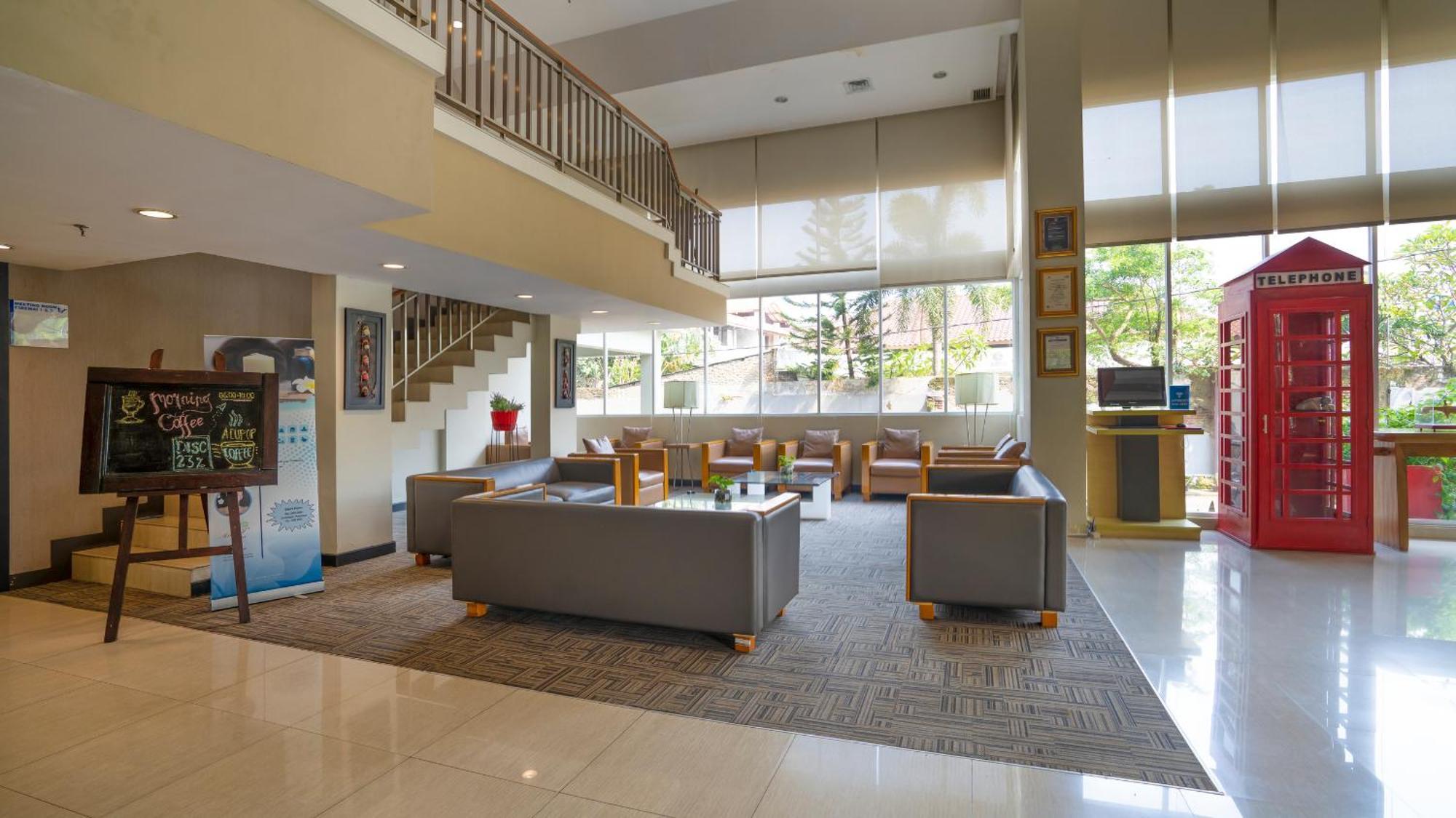 Metland Hotel Cirebon Esterno foto